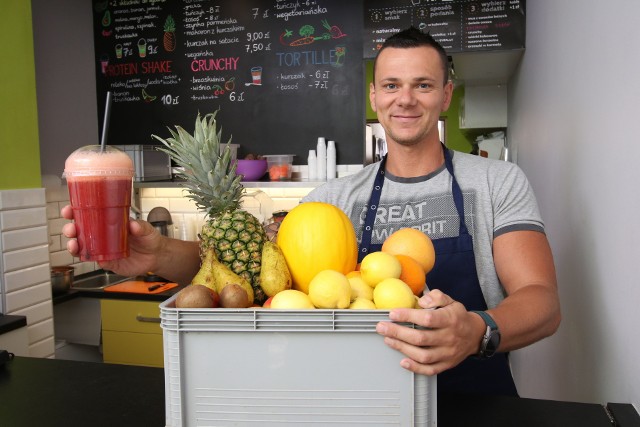 Michał Metryka z kieleckiej Sokowirówki zachęca do spożywania zalecanych pięciu porcji warzyw i owoców każdego dnia.