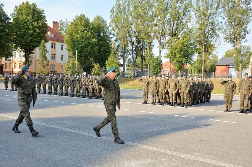 W trakcie uroczystości wyróżniający się żołnierze i...