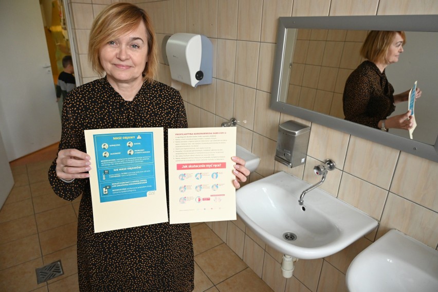 Mydłem i gorącą wodą świętokrzyskie szkoły mają walczyć z koronawirusem. Czy w Kielcach stosują się do pilnych zaleceń? (WIDEO, ZDJĘCIA)