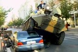 Burmistrz Wilna rozjeżdża nieprawidłowo zaparkowane auta [FILM]