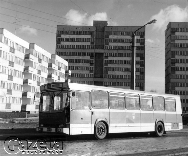 Autobus Jelcz na ul. Legnickiej.