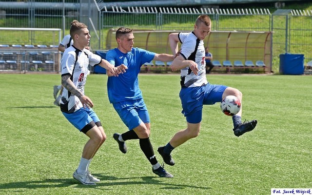 Piłkarze Bałtyku Koszalin (białe koszulki) rozegrali w sobotę dwa mecze sparingowe.