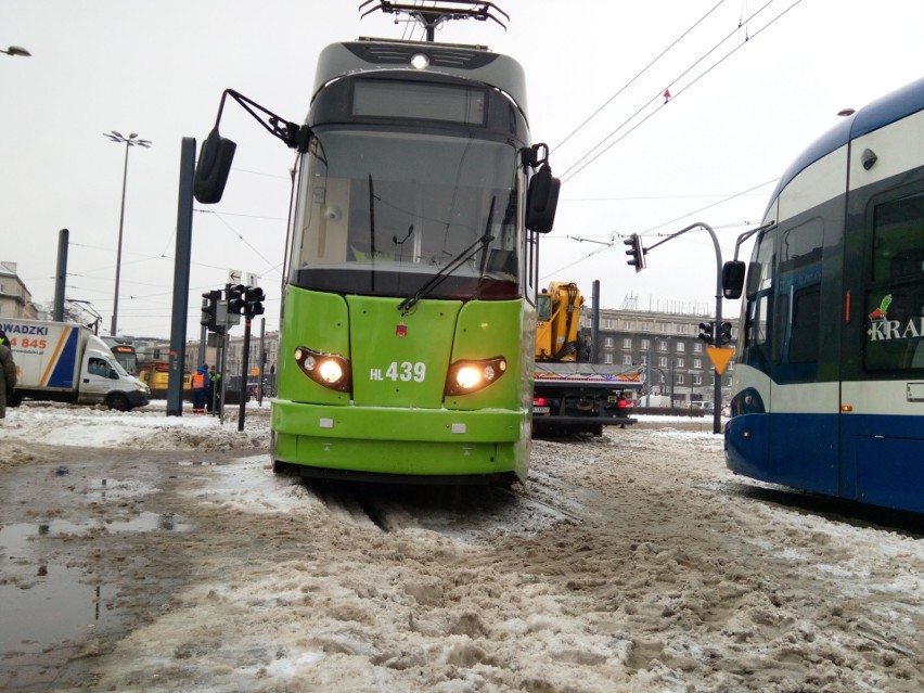 Wykolejenie tramwaju na rondzie Grzegórzeckim w Krakowie...