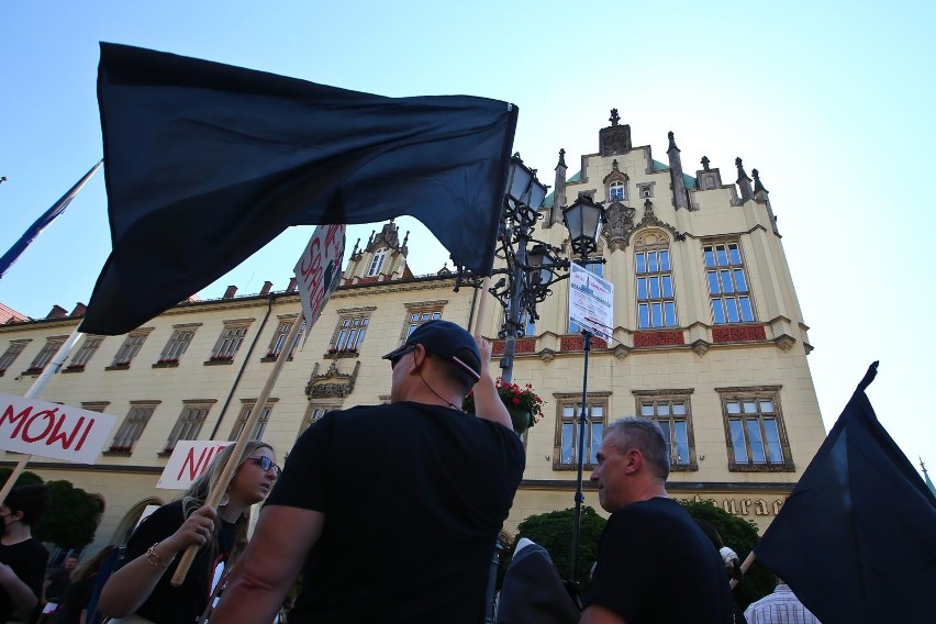 17.06.2021. Protest pod oknami prezydenta Wrocławia Jacka...