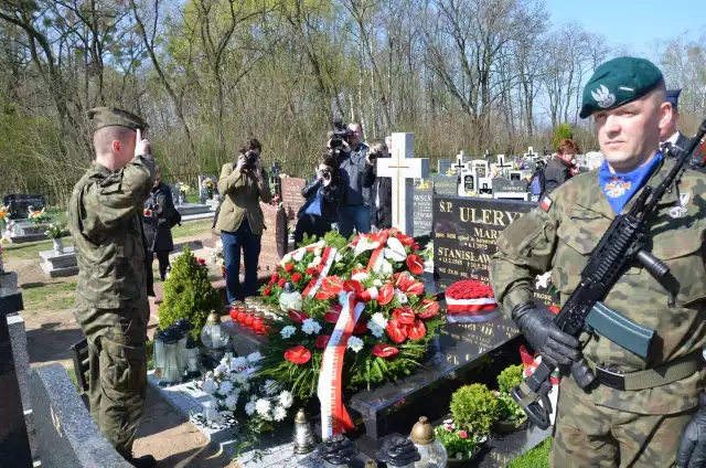 Na grobie  ppor. Marka Uleryka wieńce i kwiaty  od prezydenta RP, premier rządu, wojewody, władz powiatu, gminy...