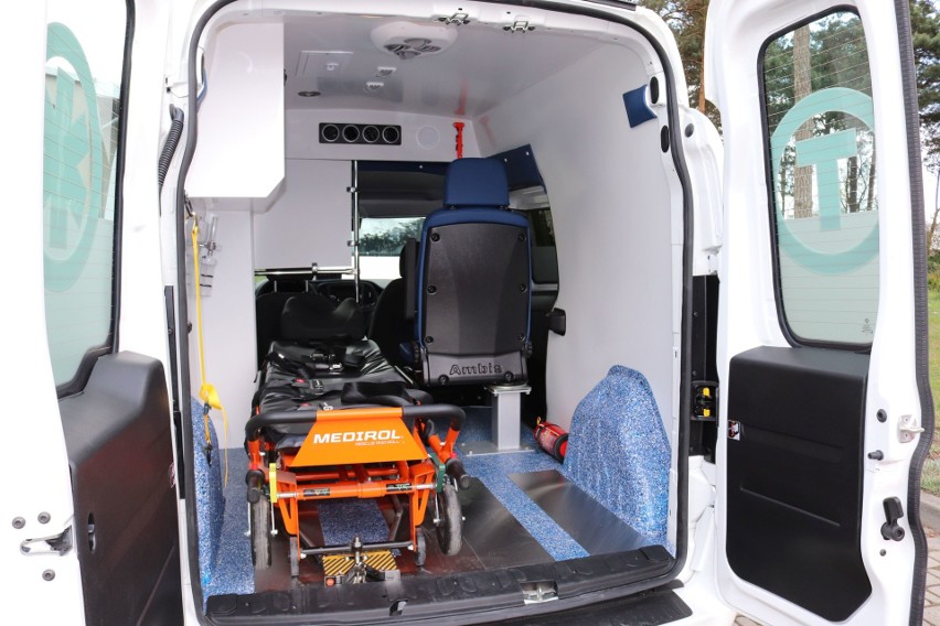 Kronospan kupił nowy ambulans dla szpitala w Mielcu. Tak chce pomóc w walce z epidemią