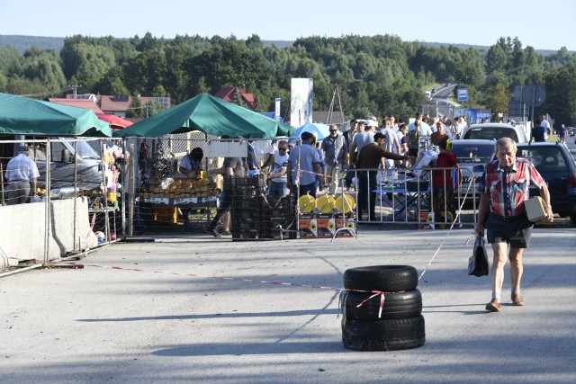 Bogactwo ofert giełdy w Miedzianej Górze może zaspokoić nawet najwybredniejszych klientów. W niedzielę, 16 sierpnia każdy mógł stąd wyjść z tym po co przyjechał. Na kolejnych slajdach wybrane przez nas propozycje stoisk giełdy w Miedzianej Górze>>>