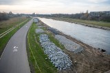 Nad Wartę w Poznaniu zwożą góry kamieni. W jakim celu? Gabiony zastąpią betonowe płyty