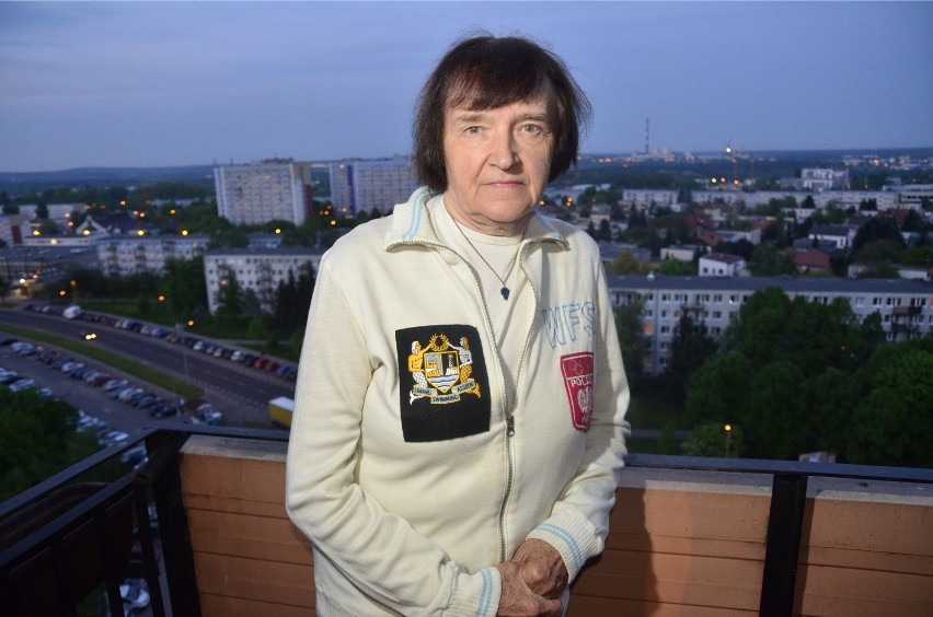 74-letnia Teresa Zarzeczańska-Różańska, a w tle miasto,...