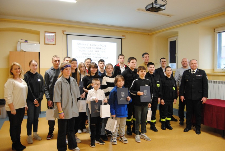 „Młodzież zapobiega pożarom” - etap gminny konkursu rozstrzygnięty we Włoszczowie. Zobaczcie zdjęcia