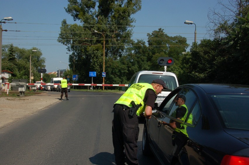 Wspólna akcja SOK i policji na przejeździe przez ul....