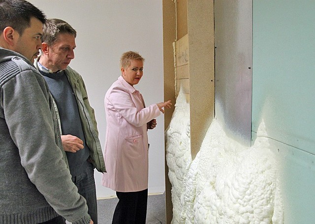 Katarzyna i Ryszard Wolnowscy przy stoisku z nowoczesnymi metodami ociepleń budynków