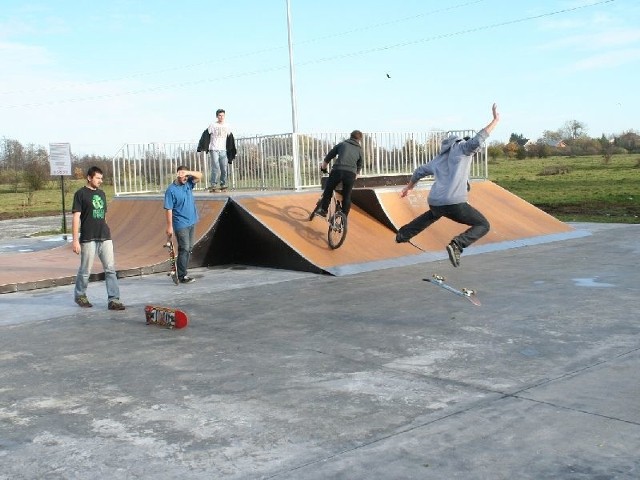 Skatepark w Racławicach od samego początku tętni życiem.