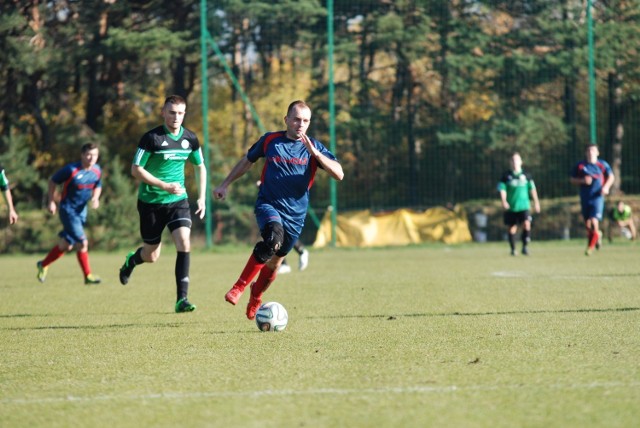 Szymon Dudek (przy piłce) strzelił dwa gole dla Sokoła Rykoszyn.