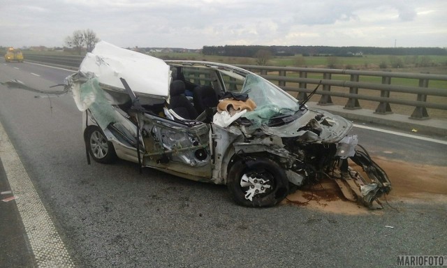 Hyundai najechał na tył samochodu ciężarowego. Do wypadku doszło dzisiaj na 257. kilometrze autostrady A4 w kierunku Katowic. Osobówka została kompletnie zniszczona, a kierowcy tego samochodu - jak podaje policja - na szczęście nic poważnego się nie stało. Utrudnienia na autostradzie trwały około 20 minut. Teraz ruch odbywa się już normalnie.