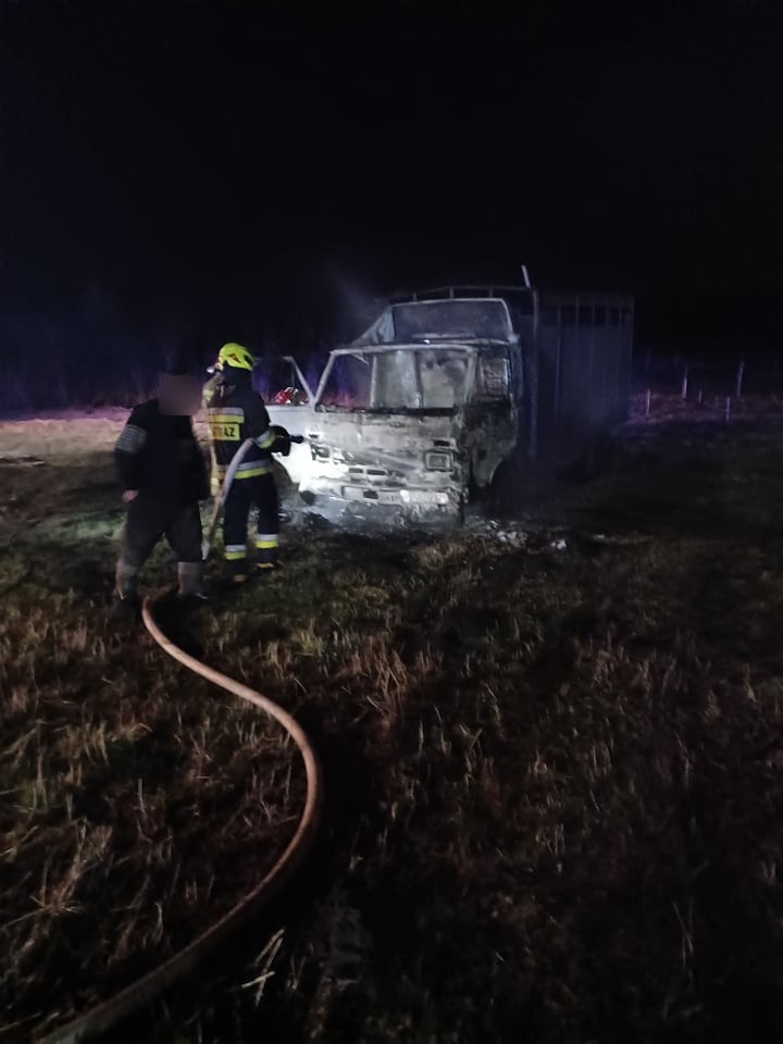 Pożar samochodu dostawczego w Dąbrówce, gm. Czerwonka. 20.12.2021. Zdjęcia