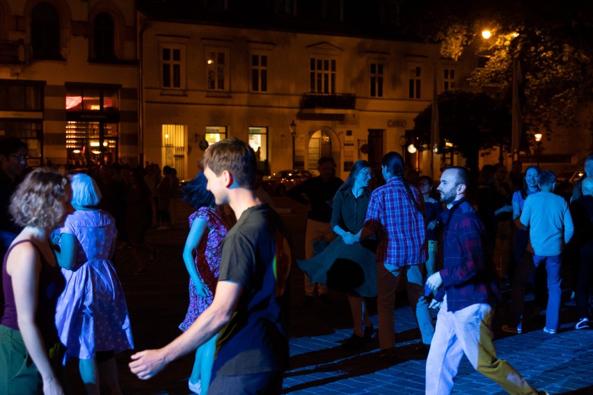 Tak szaleli krakowianie w sobotni wieczór na placu Szczepańskim