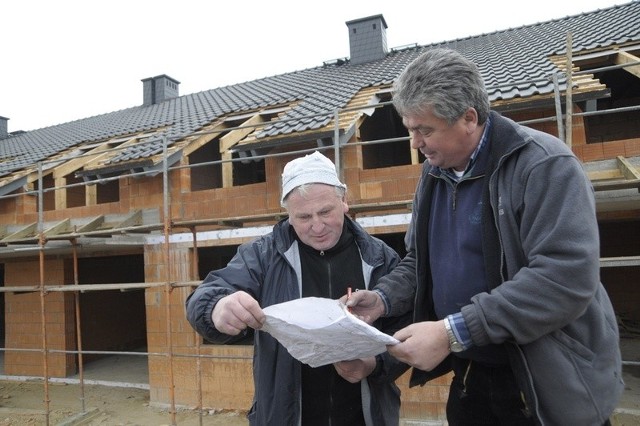 Jan Kozioł, kierownik budowy (z lewej), i  Herbert Werner, szef firmy, która robi pokrycia dachowe, mówią, że roboty nie brakuje, choć nie jest jej tak dużo jak rok czy dwa lata temu.