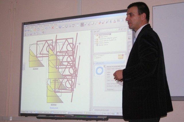 Nauczycielom możliwości tablicy prezentował wczoraj Marcin Furmański, kierownik działu handlowego firmy "Copybox, z której ją kupiono