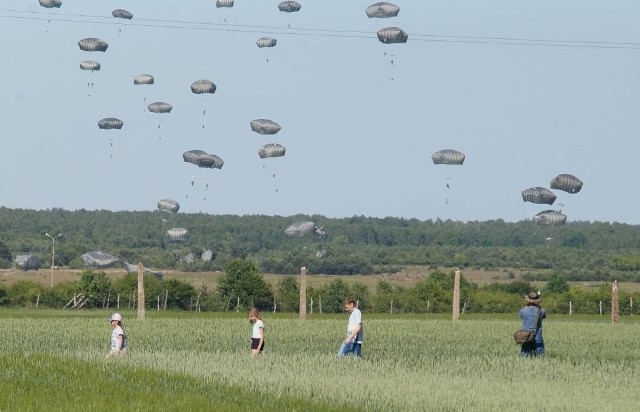 Wielkim desantem z powietrza, jakiego nie było podobno od czasów II wojny światowej, rozpoczęły się międzynarodowe manewry wojskowe Anakonda 2016. Sprzęt i żołnierze (amerykańscy, angielscy i polscy) lądowali na spadochronach na toruńskim poligonie w okolicach Kijewa (gm. Gniewkowo). Ogromne wrażenie robiły zrzucane z samolotów na kilku spadochronach pojazdy wojskowe. Podobały się wysypujące się z pokładów transportowców grupy żołnierzy na spadochronach. Widzowie zamarli na chwilę, gdy jednemu z komandosów nie otworzył się spadochron. Na szczęście uratowała go zapasowa czasza. Wielki zrzut żołnierzy i sprzętu pod Toruniem. Ćwiczenia Anakonda-16 trwająTVN24