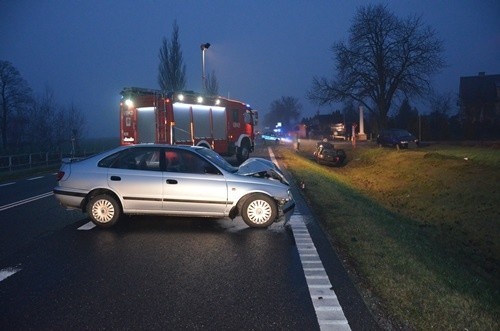 Wypadek na DK62: po zderzeniu volkswagena i toyoty trzy osoby ranne [ZDJĘCIA]