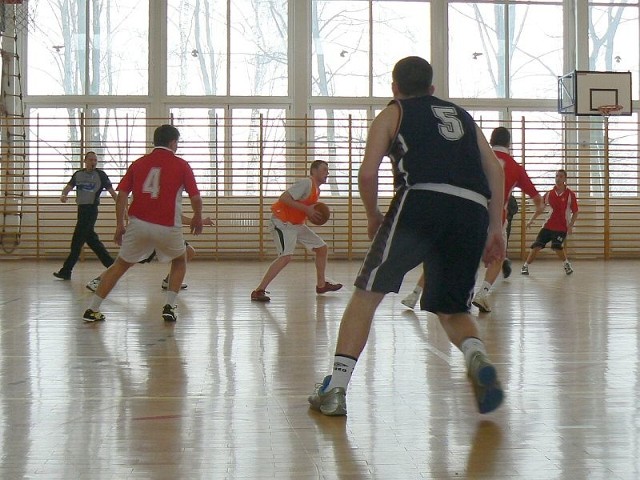Zawody odbywały się w hali LO nr IV w Ostrowcu Św.