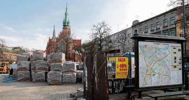 Od zeszłego roku Rynek Podgórski jest ogrodzony, ale nic się tam nie dzieje. Można tylko „podziwiać” palety z kostką brukową