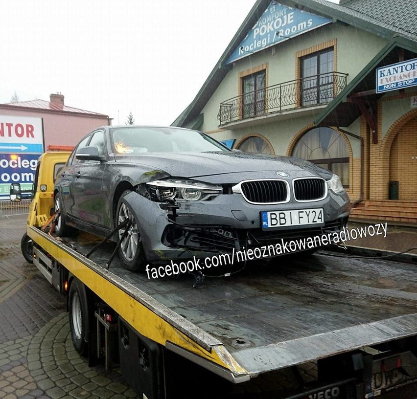 Szypliszki. Suwalska policja rozbiła nieoznakowany radiowóz BMW. Uderzyli w reklamowy baner (foto)