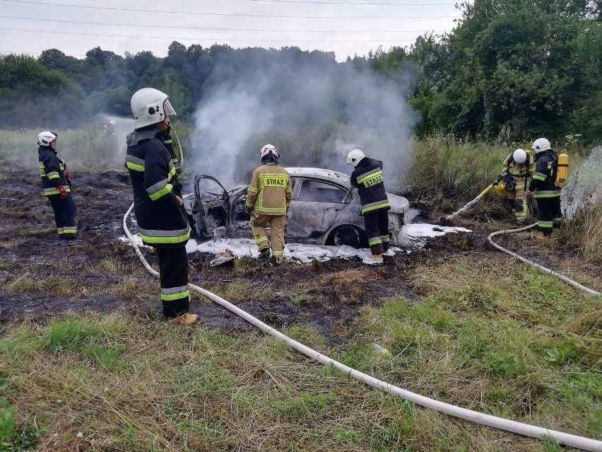 Pożar samochodu w Ochojnie z pożarem traw. Dwie jednostki gasiły ogień