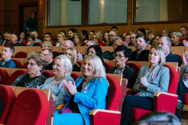 Wszyscy doceniamy Państwa pracę, choć nie zawsze jest to mocno akcentowane. Ostatni czas wymagał od Państwa szczególnego zaangażowania – przybyło nam obowiązków. Dzisiaj chcemy Państwu podziękować za ich sumienne wypełnianie – mówił [14.04.2022] do pracowników Podlaskiego Urzędu Wojewódzkiego wojewoda podlaski Bohdan Paszkowski wręczając odznaczenia. W spotkaniu wzięli udział także wicewojewodowie: Tomasz Madras i Bogusława Szczerbińska oraz dyrektor generalny PUW Jarosław Średnicki