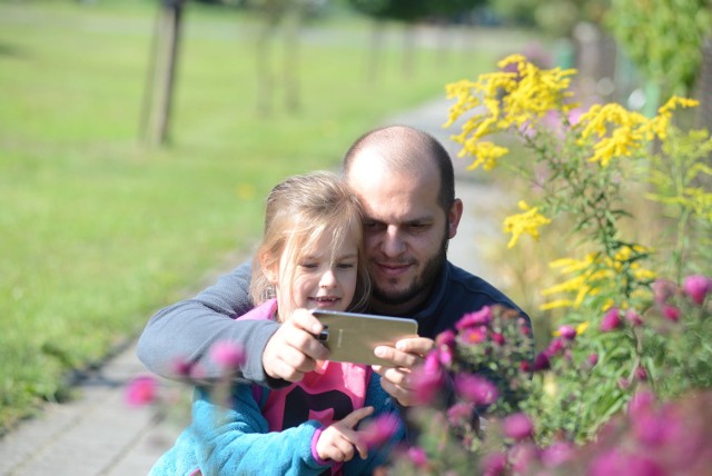 Bartek Śliwiński czasami pozwala córce Zuzi przeglądać z nim internet w telefonie. Czasami może ona pograć też w jakieś gry.