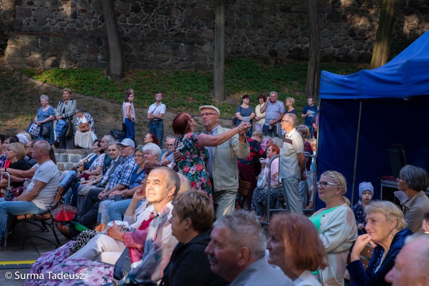 COOLturalne wakacje w Stargardzie. Kapela z szaconkiem rozbujała publiczność w teatrze letnim [ZDJĘCIA]