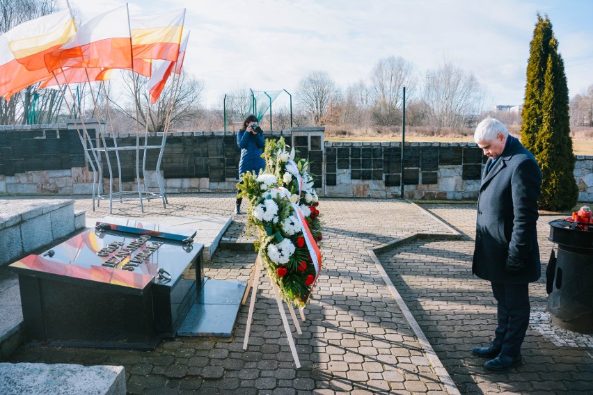 Wojewoda Bohdan Paszkowski składa kwiaty przed Pomnikiem -...