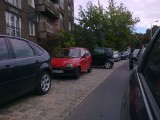 Wrocław: Nietypowe parkowanie na ul. Nowy Świat (FOTO)