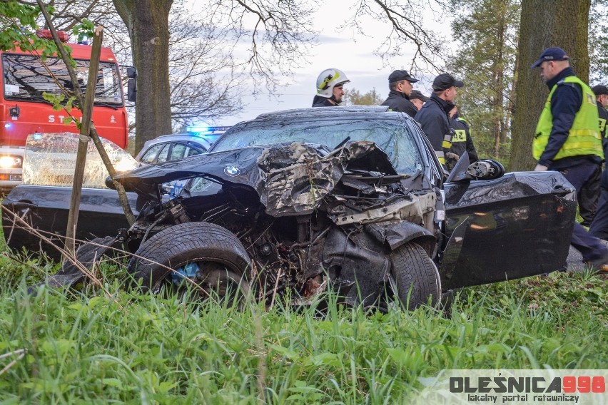 BMW rozbiło się na drzewie [ZDJĘCIA]                       