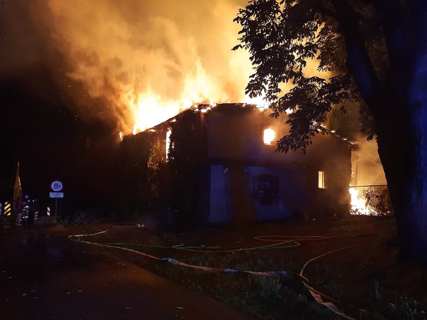  Nierybie. Pożar budynku gospodarczego (10.07.2022). Powiat człuchowski: Z ogniem walczyło 6 zastępów straży pożarnej! | ZDJĘCIA