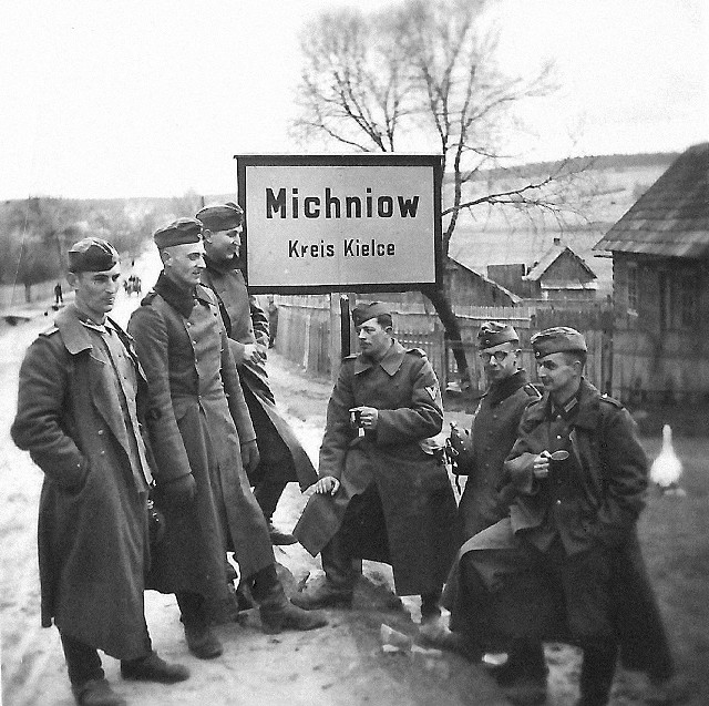 Niemcy w Michniowie, jeszcze przed pacyfikacją wsi.