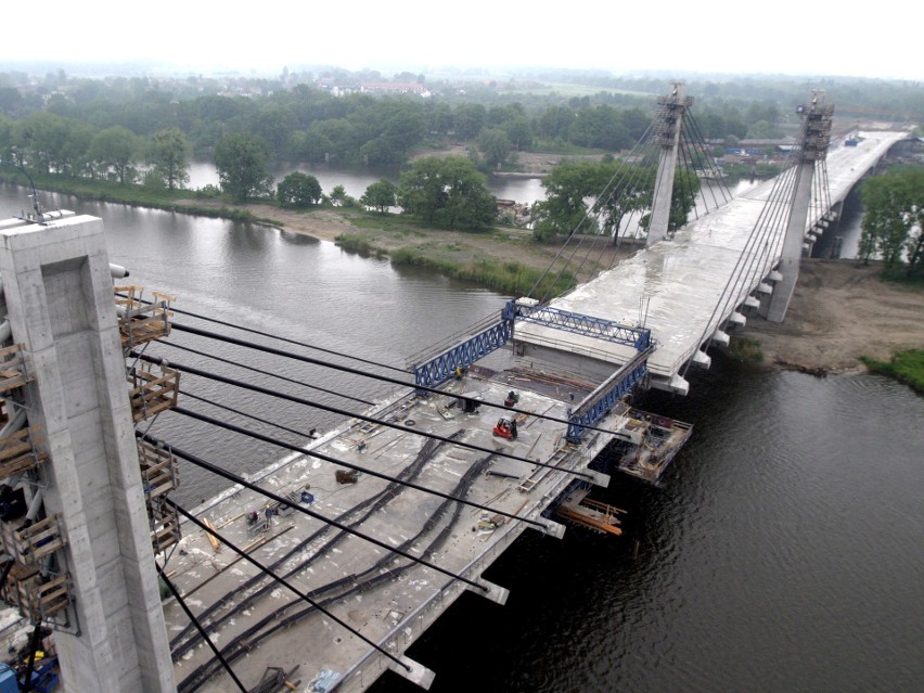 29 października 2004 r. oddano do użytku most Milenijny,...