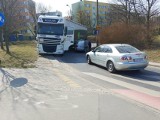 Kolizja na Wyżynach w Bydgoszczy. Ciężarówka jechała pod prąd i zderzyła się z taksówką