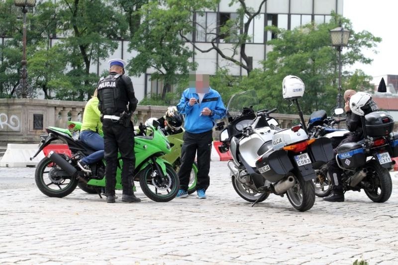 Motocyklista bez prawa jazdy zakpił z wrocławskich policjantów (ZDJĘCIA)