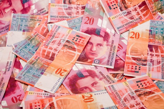 Jak wykorzystać wahania kursu franka szwajcarskiego?Każda osoba spłacająca kredyt walutowy może decydować kiedy i przy jakim kursie kupić franki potrzebne na opłacenie raty.