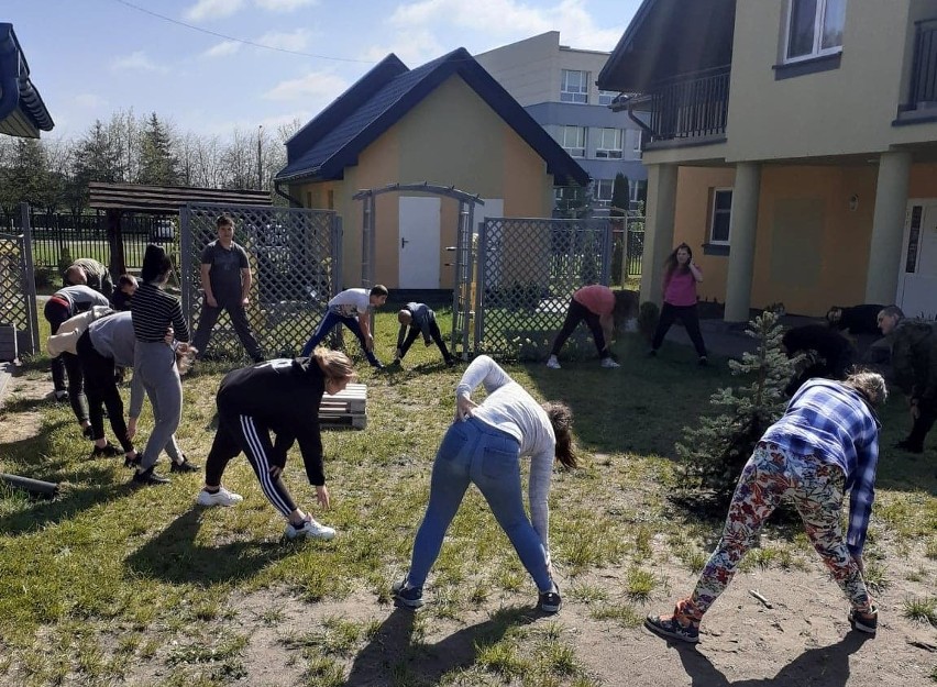 Wyszków. Terytorialsi odwiedzili Dom Dziecka. Codzienna gimnastyka poranna z młodzieżą to tylko jedna z wielu ich aktywności