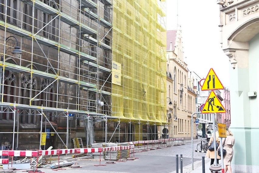 Sypie się budynek po Gwardii Wrocław. Konieczne było zabezpieczenie elewacji