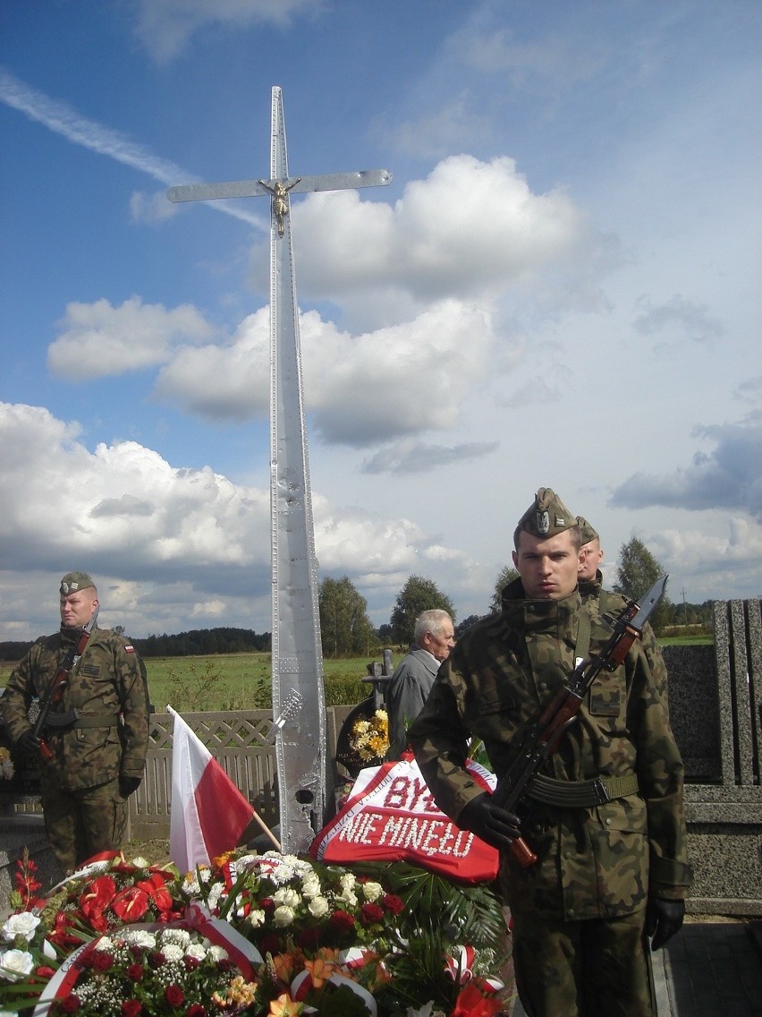 Pomnik kapitana Tadeusza Sędzielowskiego znajduje się na...