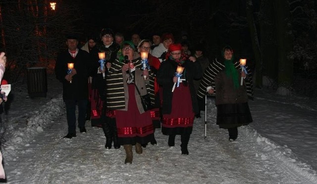 Pochód z zapalonymi gromnicami poprowadzą panie z zespołu „Korzenie”z Łaguszowa. Potem zaprezentowane zostaną wybrane zwyczaje charakterystyczne dla tradycji ludowej święta.