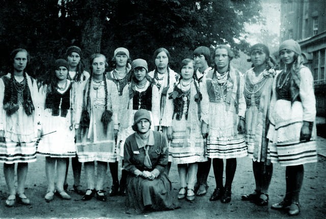 Korowód "Nie ma to jak druhną być" na zlocie okręgowym w Bydgoszczy, 7 września 1930 r. Zofia Paluchowska (po mężu Ratajczak) przykucnęła przed grupą.