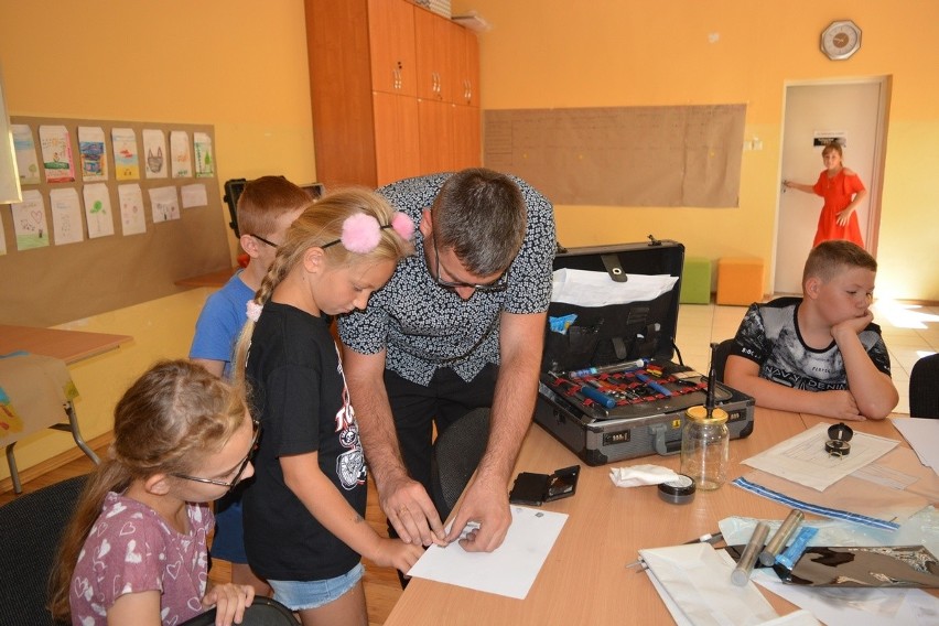 Radziejowscy policjanci uczyli młodych detektywów, jak szukać przestępców i zabezpieczać ślady