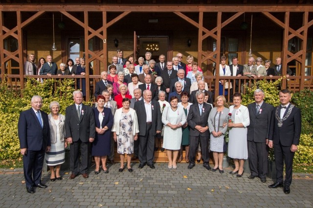 Pamiątkowe zdjęcie jubilatów z gośćmi uroczystości.