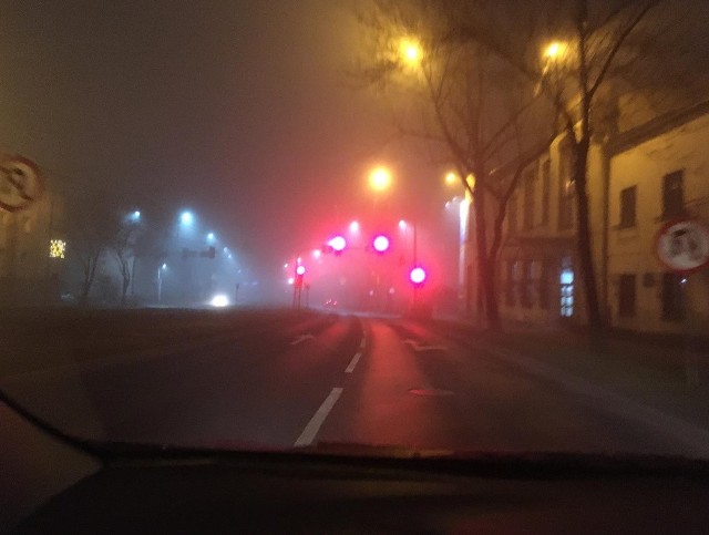 Uwaga! W Sylwestra oblodzone jezdnie i gęsta mgła na drogach.Zobacz kolejne zdjęcia. Przesuwaj zdjęcia w prawo - naciśnij strzałkę lub przycisk NASTĘPNE