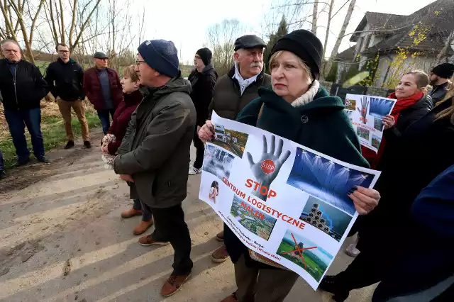 Protest mieszkańców podwrocławskiego Malina w gminie Wisznia Mała przeciwko budowie ogromnych hal magazynowych.